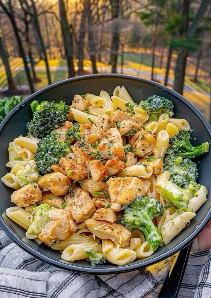 Crispy Alfredo Chicken and Broccoli Pasta